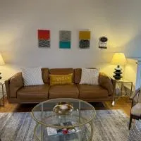 Newly Remodeled Mid-Century Modern Lake Condo, hotel en Lake Geneva