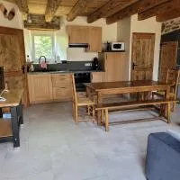 Maison 4 à 9 personnes à la campagne, hotel a Alleuze
