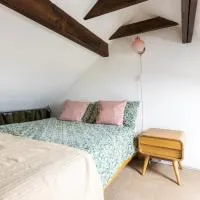En-suite with double bed on mezzanine and desk in family home، فندق في هيرتفورد