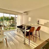 1-bedroom apartment 50 m from the beach with terrace swimming pool AC, отель в Антибе