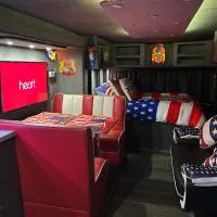 American rv glamping with hot tub, hôtel à St Asaph