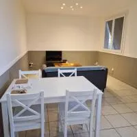 Bien E Proche Lyon St Exupery St Quentin Fallavier Village de marques, hotelli kohteessa Diémoz