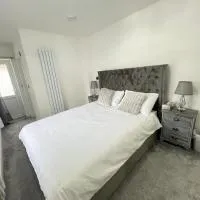 Double Room with Ensuite , Close to Heathrow، فندق في Northolt