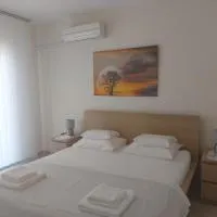 Theos Apartment โรงแรมในKanallaki