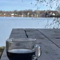 20 Minutes de Montréal, 3 chambres, 4 lits, 1 futon pour maximum 8 personnes, хотел в Pointe-Calumet