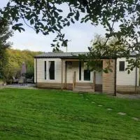 The Lodge, dog friendly rural retreat, хотел в Ландейло