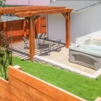 Sweet Jasper Suite-Summer Getaway in Jasper with Hot Tub, хотел в Jasper