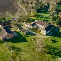 Gîtes Charme et Cosy avec piscine - Le Clos Boissière、Valence-sur-Baïseのホテル