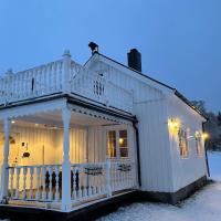 Marvelous farmhouse with amazing fjord and mountain view in Northern Norway, Hotel in der N&auml;he vom Flughafen Harstad/Narvik, Nord&oslash;ya