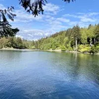 The Cottage - A Private Oceanfront Dream!, hotel di East Sooke