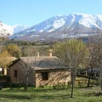 Complejo Turístico Las Cañadas Casas de Campo- Actividades Gratuitas Todos los Fines de Semana، فندق في بانيوس دي مونتيمايور