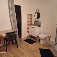 Studio neuf avec espace de travail séparé, hotell sihtkohas Guécélard