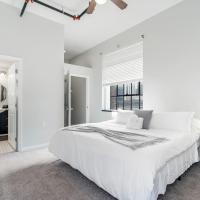 Chic 2BR-Parking, Rooftop,Near Arrowhd & TMobile, hotell sihtkohas Kansas City lennujaama Kansas City Downtown (Charles B. Wheeler Downtown) - MKC lähedal