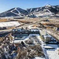 Top Floor Deer Valley Gondola Lakefront Condo- Great views, hotell sihtkohas Heber City