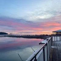 Comfortable Apartment with private dock, хотел в Gnarp
