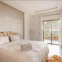 Luxurious Apt with Pool&Sea View โรงแรมในPont Blondin