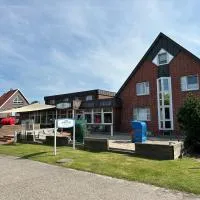 Strandhotel Achtert Diek, hotel u gradu Langeog