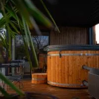studio Avec piscine et Spa Privatif Extérieur 4 personnes, hotel en Lestrem