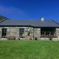 Cheerful 3 bedroom cottage with open fire, hotel u gradu Bellanasally