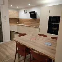 Appartement cosy près de Sceneo et Auchan au dessus du fleuriste Bellafleur, hotel a Longuenesse