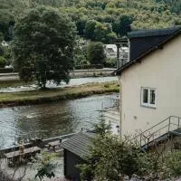 Appartementen met zicht op de rivier de Semois en eigen balkon，瑟穆瓦河畔夫雷斯的飯店