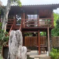 VANAYA wooden Lodges in Lush Garden: Pemuteran şehrinde bir otel