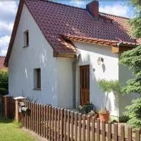 Kleines grünes Haus in der Seenplatte, hotelli kohteessa Carpin
