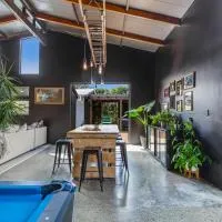 The Black Barn - 2 Bedrooms, khách sạn ở Kumeu