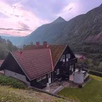 Fritt beliggende stor enebolig med høy standard, hotell på Rjukan