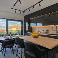 Solis Apartment - Sea View & Relax Pool, hotelli kohteessa Slatine