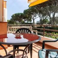 Apartmento con piscina y pista de tennis โรงแรมในปาลาฟรูเจย์