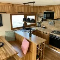 Luxury houseboat, Orlík Castle, hotelli kohteessa Orlík