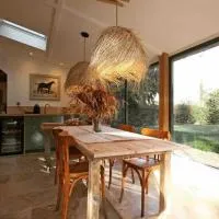 Cottage Normand avec sa grande piscine chauffée toute l année sur parc arboré et clos En plein coeur de la campagne adapté aux kids et Dog friendly, готель у місті Saint-Antonin-de-Sommaire