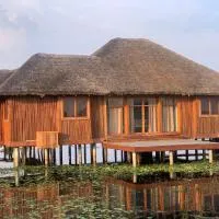 Floating Villa near Nzulezu، فندق في Beyin