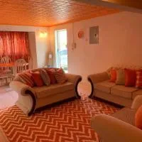 Lovely 1bedroom apartment with pool, hotell sihtkohas Christ Church