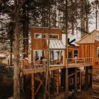 Treehouse-Small Eagles Perch over the water, hotel i Port Angeles