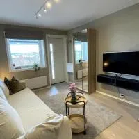 Modern 1 room studio apartment with free parking - near cabelcar, sherpa stairs and the mountain, hotel i Tromsdalen