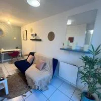 Le petit refuge 28m2 2 personnes avec extérieur, hotel a Denain