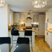 House-Sleeps 8-Parking-Garden, hotel in Weekley