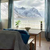 Charming house in fjord Lofoten, hotel en Slydalen