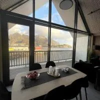 Top-floor waterfront cabin apartment in Henningsvær, hotel a Henningsvær