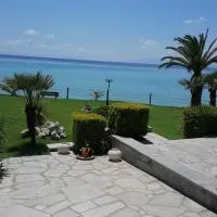 Vista de La Luna beachfront, hotel di Skála Foúrkas