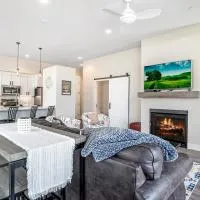 Cozy Downtown Condo with Jacuzzi 5 Min to Resort, hotel din Winter Park