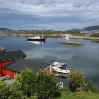 Eget hus i sjøkanten ved fjorden, hotel v mestu Langevåg