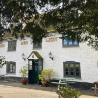 The Red Lion - Shepherd Huts, hotell i Witney
