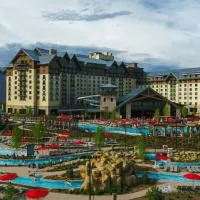 Gaylord Rockies Resort & Convention Center โรงแรมในMontbello