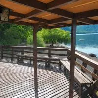 White Cottage - Cabaña - Acceso directo a playa y cancha de tenis - Direct beach access and tenis court: Caburgua'da bir otel