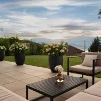 Lakeview Homestay - Private Guest Rooms & Bathroom, hotel u gradu 'Châtillon'