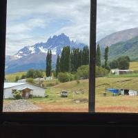 Cabaña con Vista Bosque y Río, hotel near Balmaceda Airport - BBA, Villa Cerro Castillo