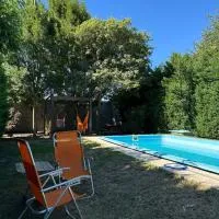 Casa con pileta y patio privado en Ibarlucea, hotel a Ybarlucea